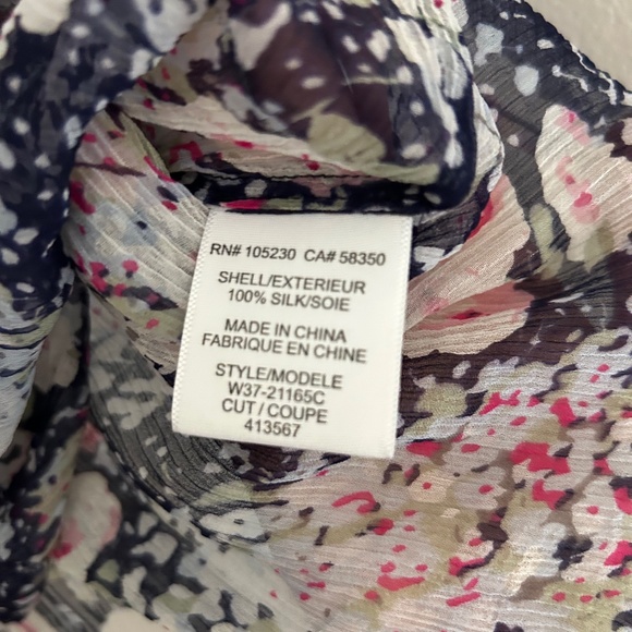 Joie Black Semi Sheer Chiffon Floral Print 100% Silk blouse Large - Picture 4 of 6